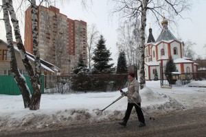 16 января 2016 года. Жительница поселения Кокошкино Вера Доронина возвращается домой после катания на лыжах