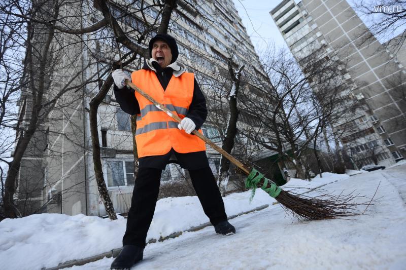 Активные бабушки помогают коммунальным службам в уборке снега