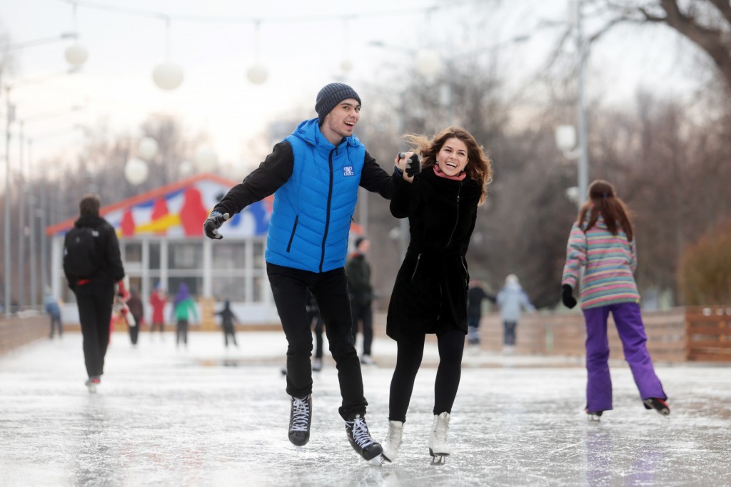 В парках Москвы горожане смогут научиться бегать на коньках