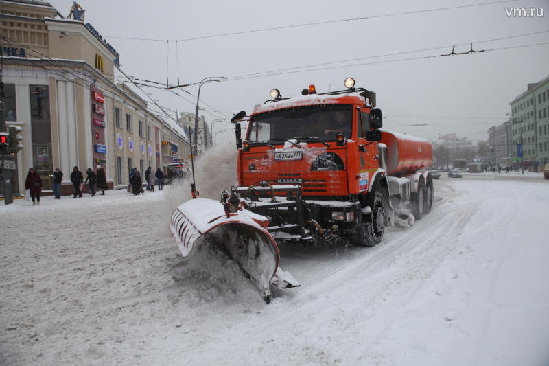 На московские улицы выехало максимальное количество снегоуборочной техники