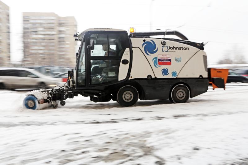 Из-за сильного снегопада в Москве работает 15 тысяч единиц спецтехники