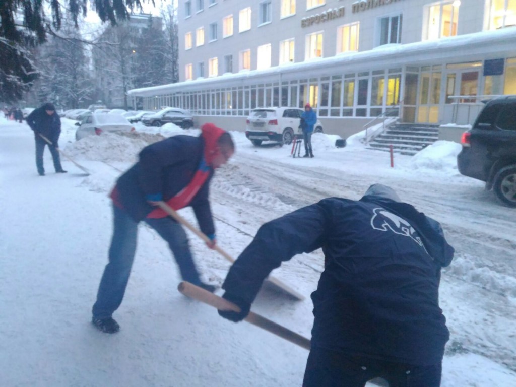 Активисты партии «Единая Россия» помогли коммунальщикам в уборке снега