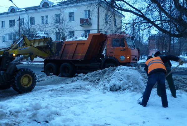 Партийцы проверили качество уборки снега на Театральной