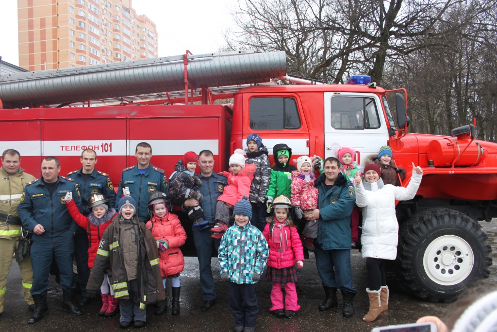 Дети увидели учебный выезд пожарных