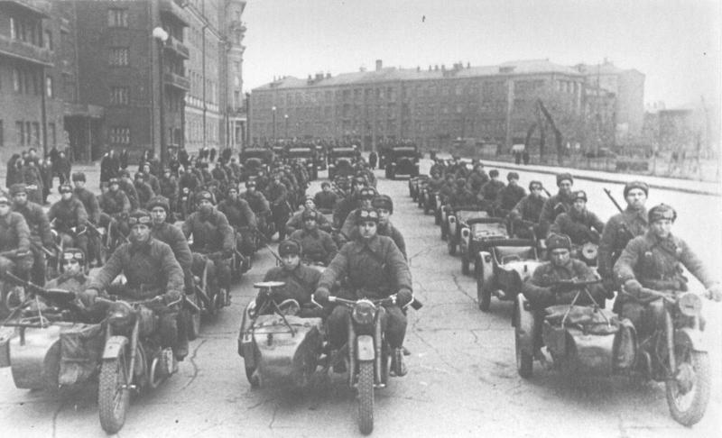 Колонна мотоциклов М-72 с вооруженными пехотинцами перед парадом на Красной площади.
