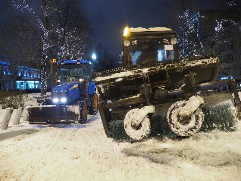 В уборке улиц от снега задействовано четыре тысячи единиц спецтехники