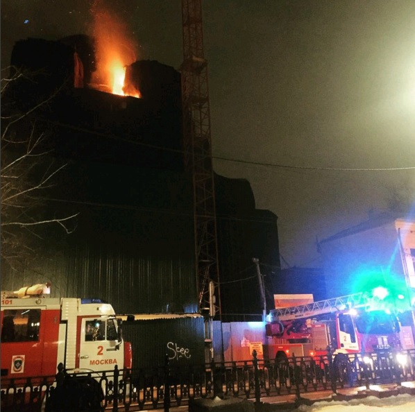 На строительных лесах Сретенского монастыря произошел пожар