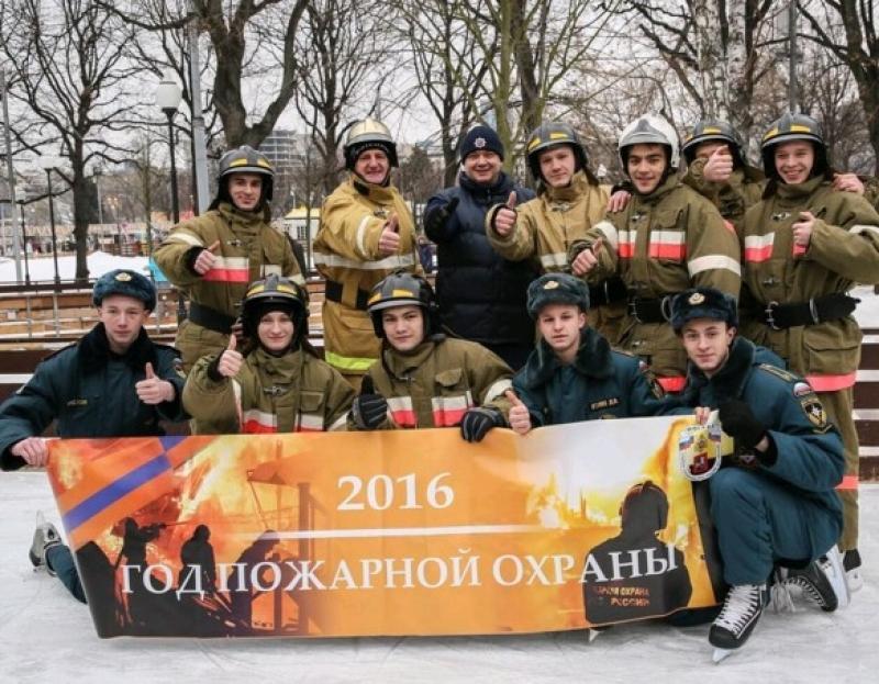 В парке Горького прошел флешмоб пожарных