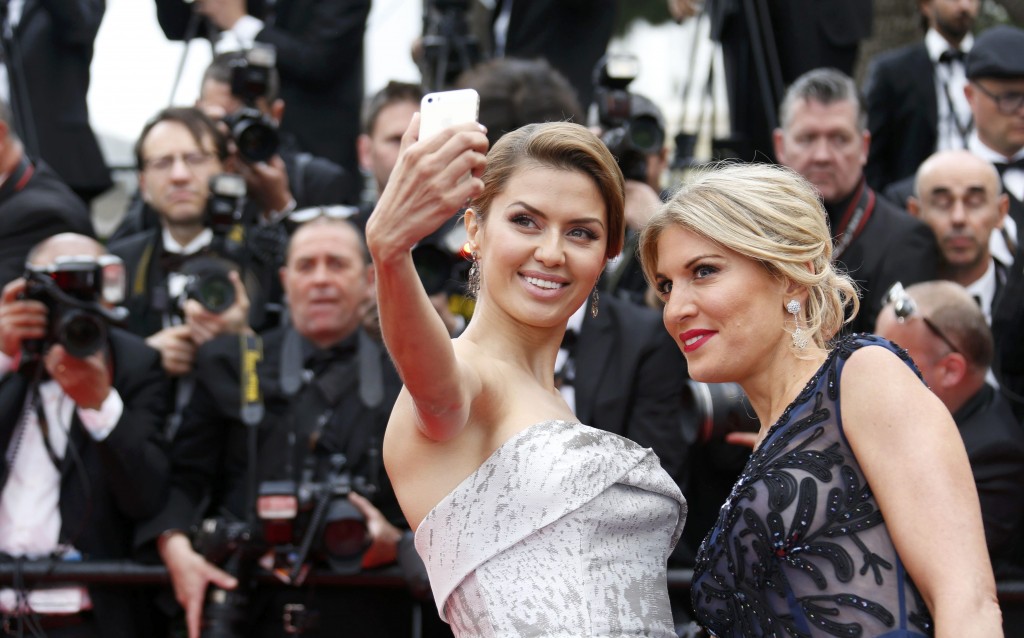 Российская телеведущая Виктория Боня (слева) фотографируется на красной ковровой дорожке церемонии открытия 67-го Каннского кинофестиваля. (Фото предоставлено "Reuters")