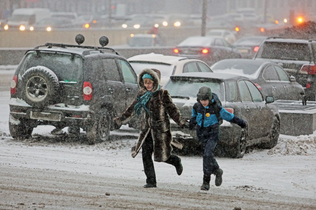 Обильный снегопад на улице Москвы