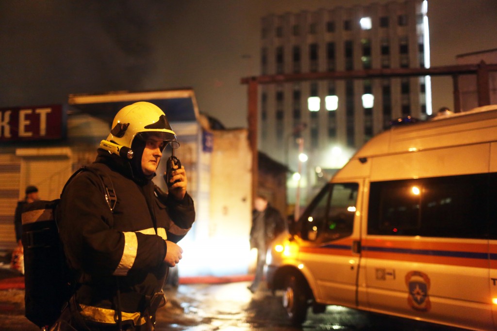 На севере Москвы при пожаре человек выпрыгнул из окна