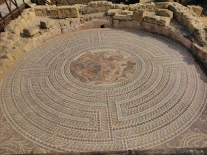 Мозайка "Тесей убивает Минотавра в лабиринте" город Пафос, Кипр. Фотоархив: Wikipedia