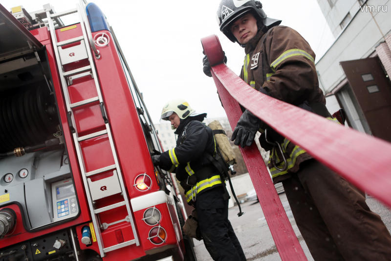 Пожарные справились с возгоранием в троллейбусном парке на севере Москвы