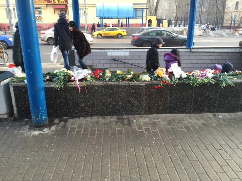 Жители столицы оставляют цветы на улице Народного Ополчения в память об убитой девочке