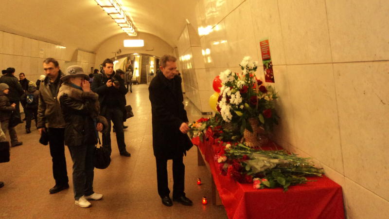 Москвичи почтили память жертв терактов в московском метро