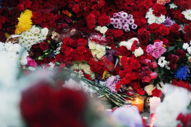 Москвичи несут цветы в память о жертвах терактов в Брюсселе