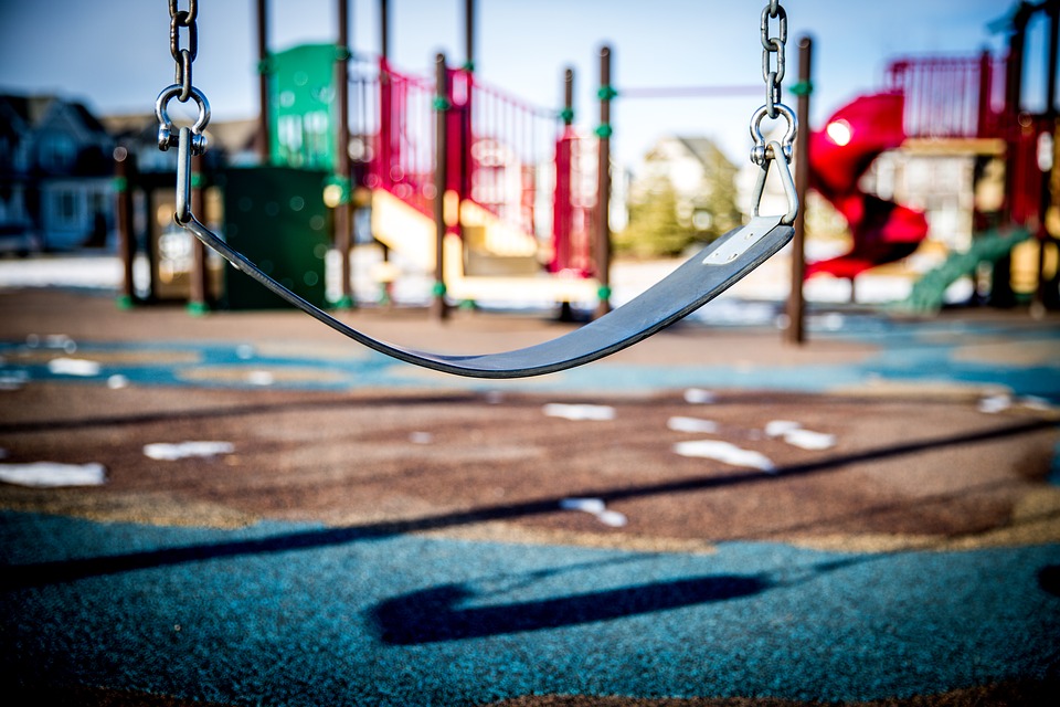 В столице отремонтируют парковые детские площадки к середине апреля