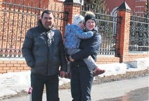 27 марта 2016 года. Деревня Свинорье. Виталий и Анна Дьяковы и их маленькая дочь София