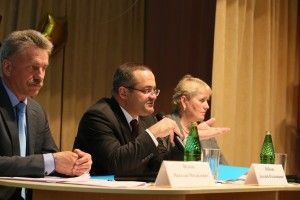 27 апреля 2016 года. Киевский. Дмитрий Набокин и глава Киевского Ольга Колокольчикова