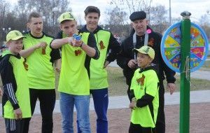 Влад из семьи Коротковых выполняет задание по стрельбе из игрушечного автомата)