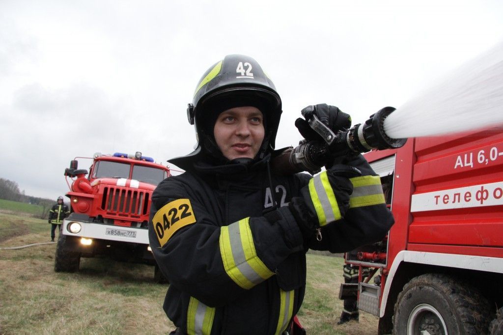 27 апреля 2016 года. Сотрудник 42-й пожарно-спасательной бригады брандспойтом тушит очаг возгорания на учениях
