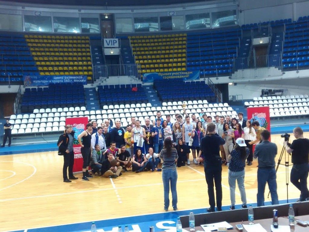 Молодые парламентарии Щербинки сыграли в стритбол во Дворце спорта «Динамо»