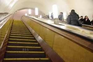В вестибюле станции "Ломоносовский проспект" завершилась установка эскалаторов.