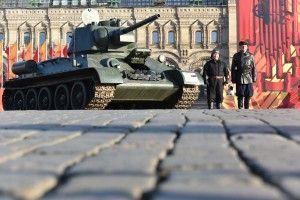 В ночь с 22 на 23 апреля в столицу перевезли военную технику для парада. Фото: архив "ВМ"