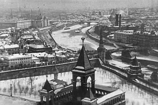 Панорамный вид с филаретовой пристройки Успенской звонницы Кремля на восточную сторону, 1908 год. Фотоархив Wikipedia