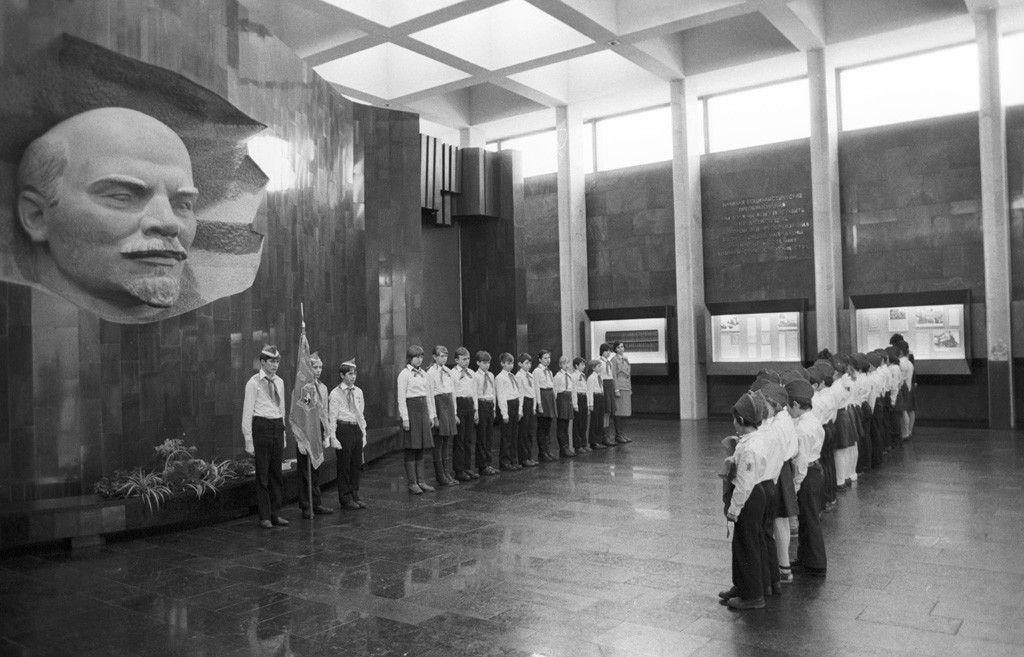 Прием школьников в пионеры в новом здании музея-павильона, 1984 год. Фотоархив Wikipedia