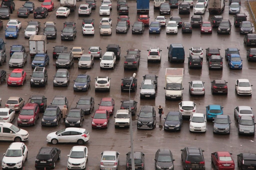 В Москве выявляют неправильно припаркованные машины 