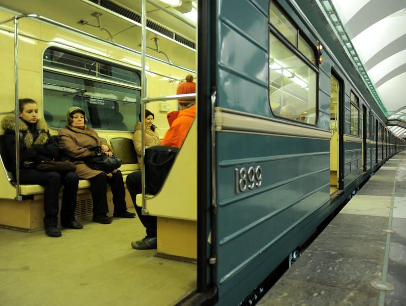 Полиция московского метро спасла пассажира, которого сбросили на рельсы во время драки