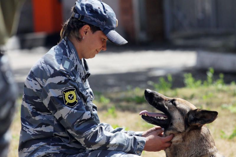 Кинологи с собаками начали патрулировать парки города Москвы