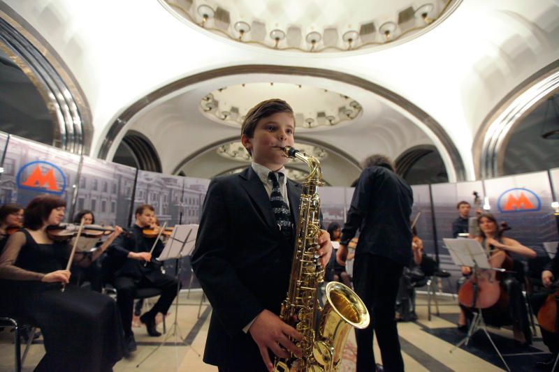 Пассажиры московского метро услышат живую музыку на трех станциях в мае