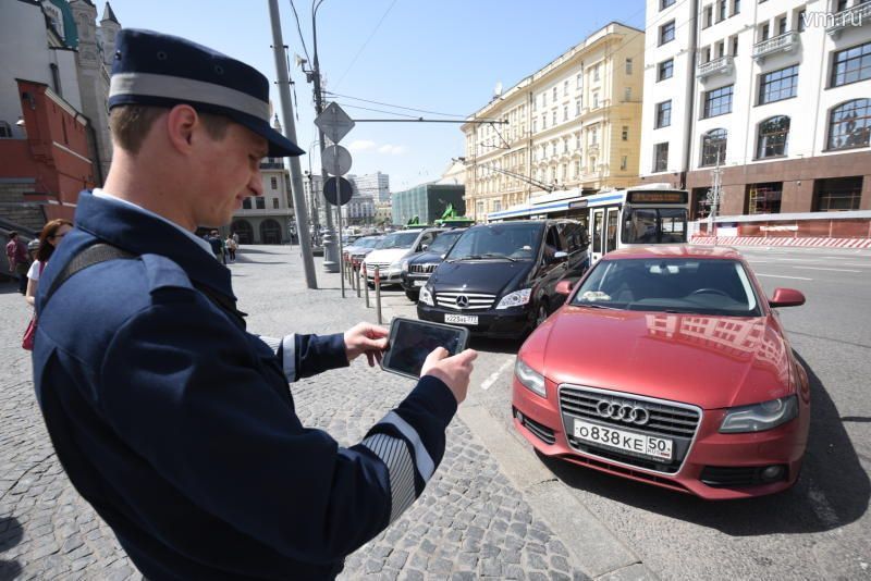 Автомобилисты Москвы получили десять тысяч листовок с правилами оплаты парковки