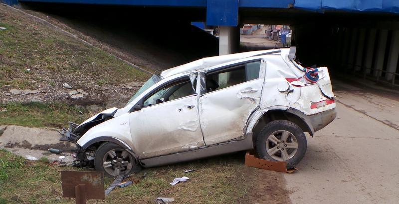 Автомобиль упал с эстакады на 17 километре Московской кольцевой автомобильной дороги