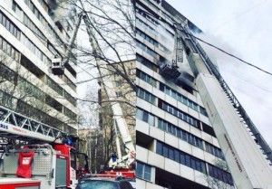 Более 30 человек спасли при тушении пожара в одной из квартир в Москве
