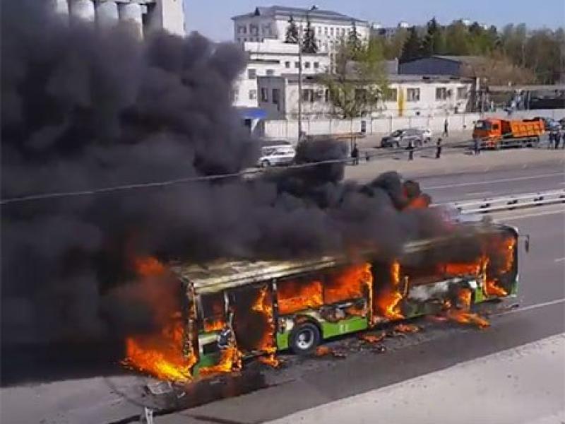 На юго-западе Москвы загорелся пассажирский автобус