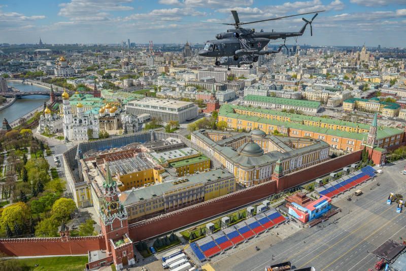 Для проведения репетиции Парада Победы закрыли небо над Москвой