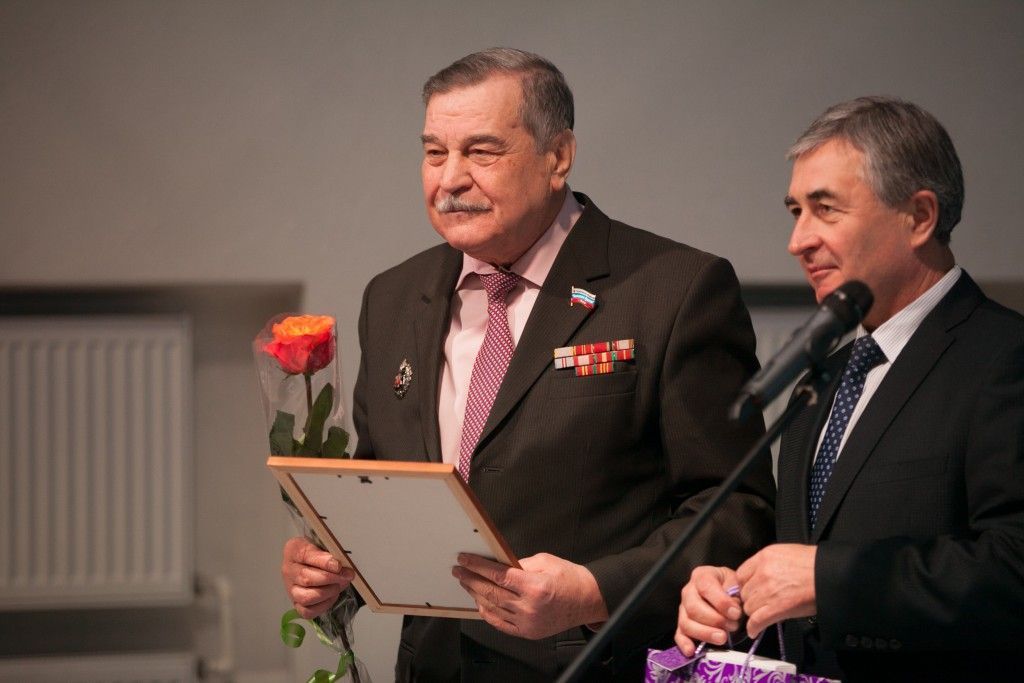 Председатель Совета ветеранов дарит читателям свое стихотворение.