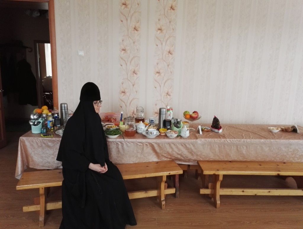 18 апреля 2016 года. Зосимова пустынь. Монахиня Ксения Благочинная у трапезного стола