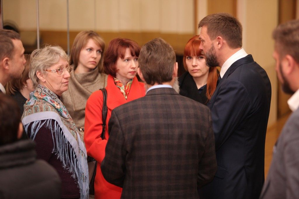 6 апреля 2016 года. Москва. Жители задают Дмитрию Саблину (справа) вопросы, касающиеся нужд инвалидов