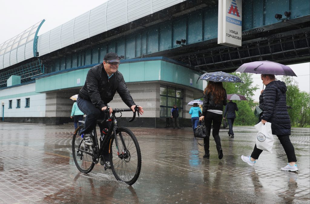 20 мая 2016 года. У станции метро «Улица Горчакова». Префект ТиНАО Дмитрий Набокин едет на работу на велосипеде