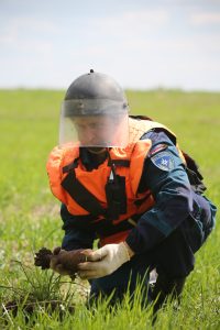 5 мая 2016 года. Кузовлево. Командир группы Виталий Олейников бережно достает из земли неразорвавшуюся мину времен Великой Отечественной войны