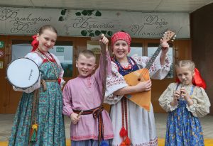 Москва. ТиНАО. п.Первомайское. VII Всероссийский фестиваль детского и юношеского фолькорного творчества "Берестень". Ансамбль "Печки-лавочки".