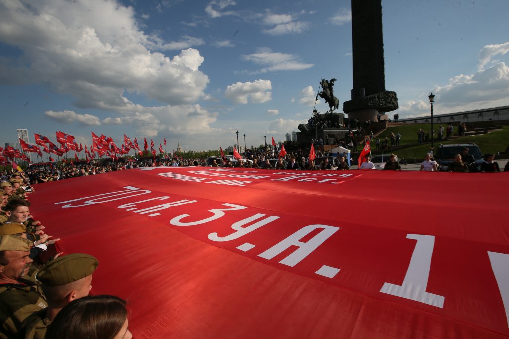 6 мая. Поклонная гора. Участники парада кадетов растягивают двухсотметровую копию Знамени Победы 