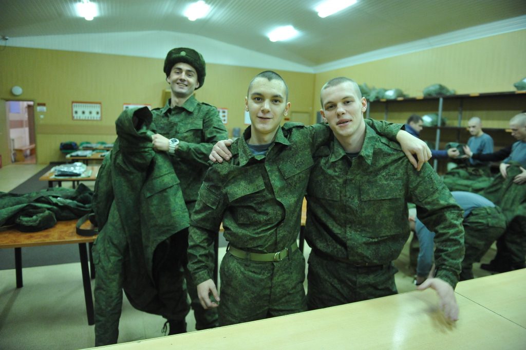 Призывники из Западного Дегунина идут служить в сухопутные и ракетные войска Российской армии. Фото: архив "ВМ"