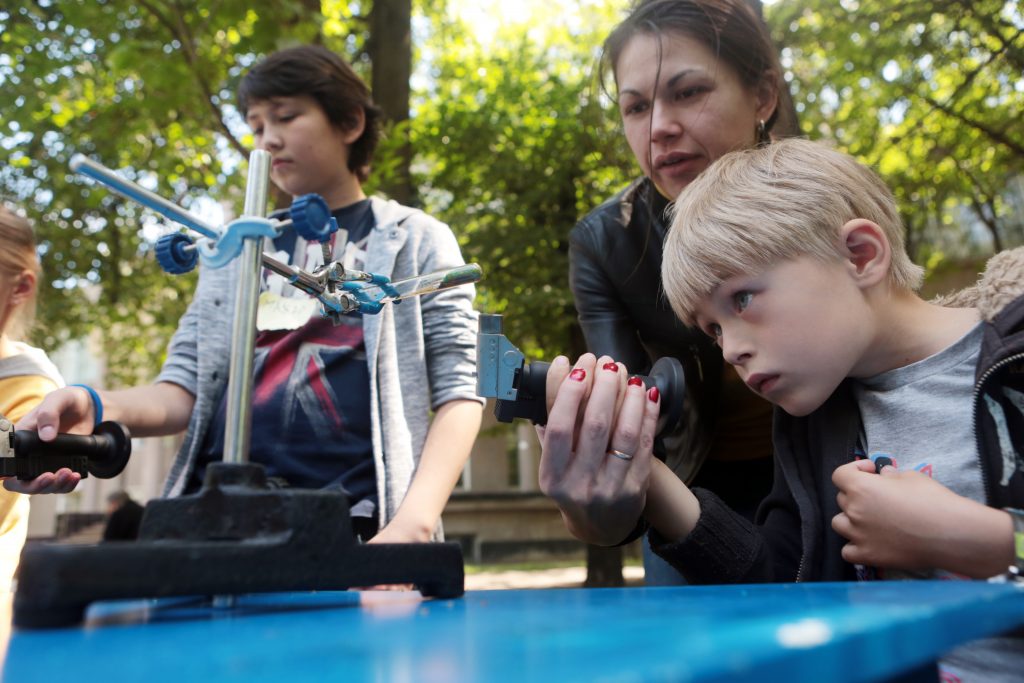 Москва. Воспитатель и дети изучают основы физики в летнем лагере (фото сделано 30 июня 2015 года)