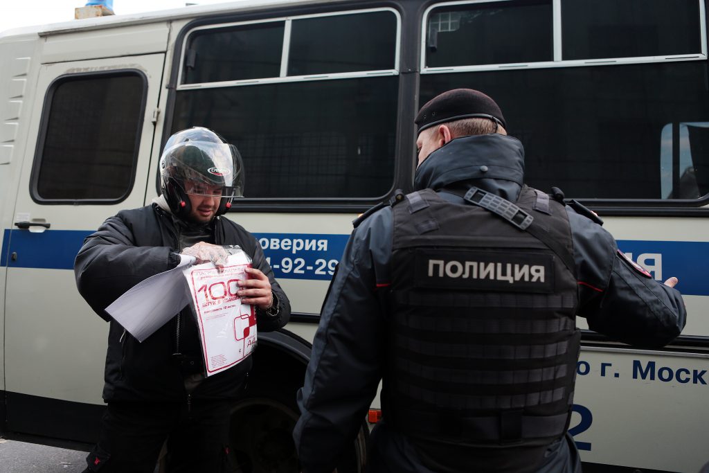 Неизвестный застрелил трех человек на Киевском шоссе в Москве