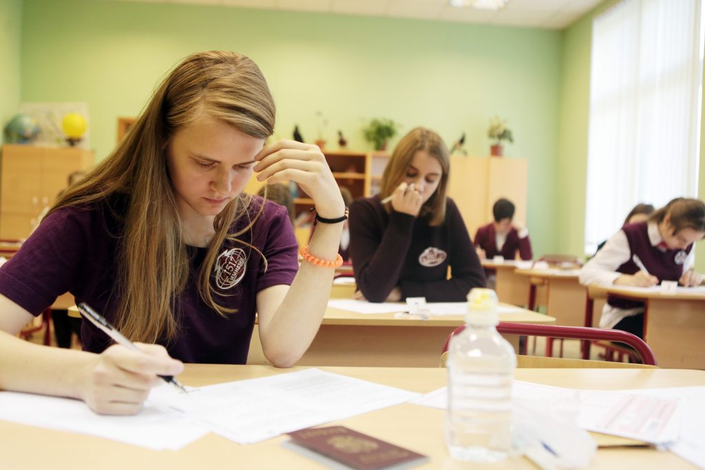 Школьники Москвы принимают участие в исследовании на предмет знаний, необходимых учащемуся в обществе. Фото: "Вечерняя Москва", архив